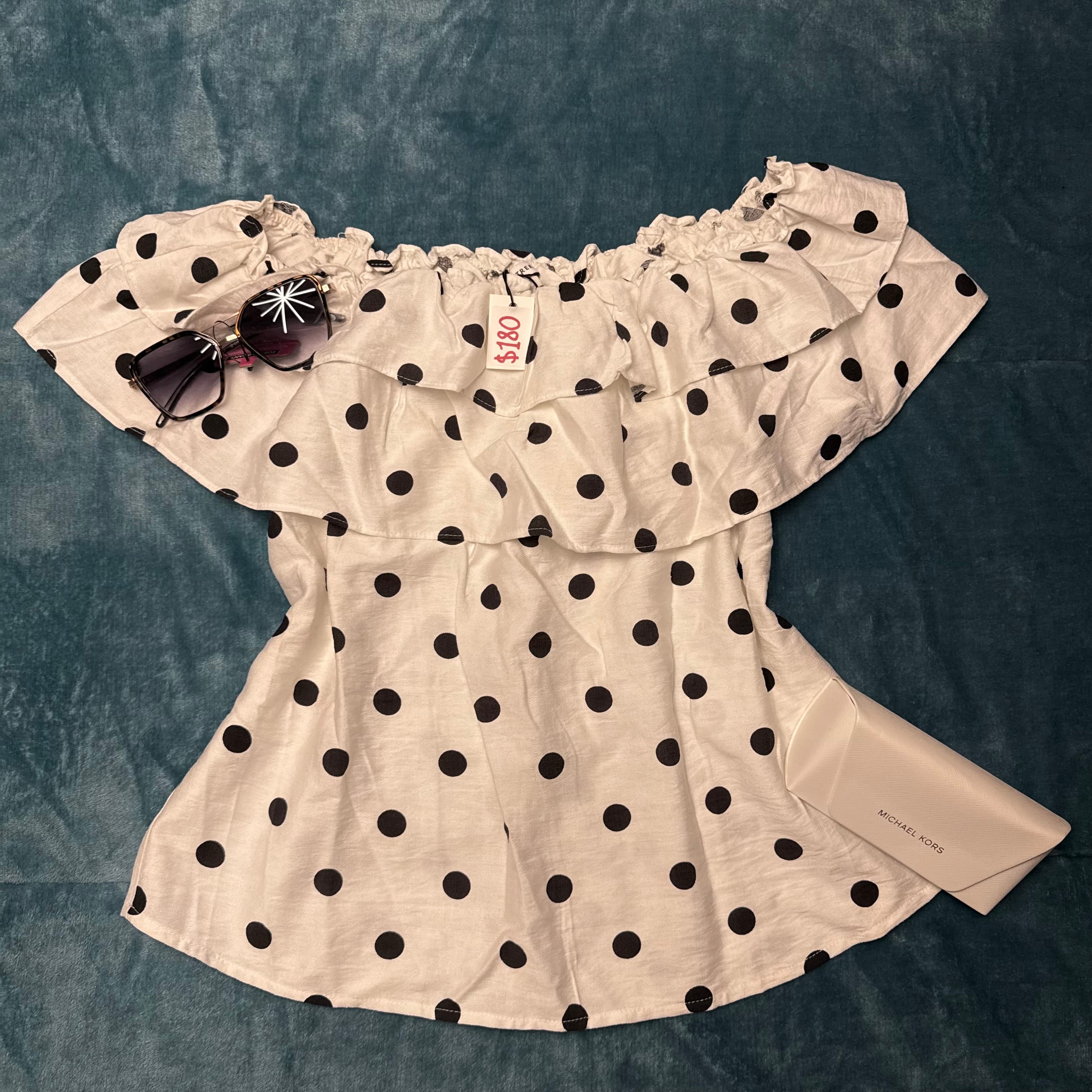 Vestido blanco de lunares negros con hombros descubiertos